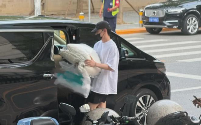 33岁邓伦近照曝光胡子拉碴，T恤洗褪色了还在穿，毫无星味变素人