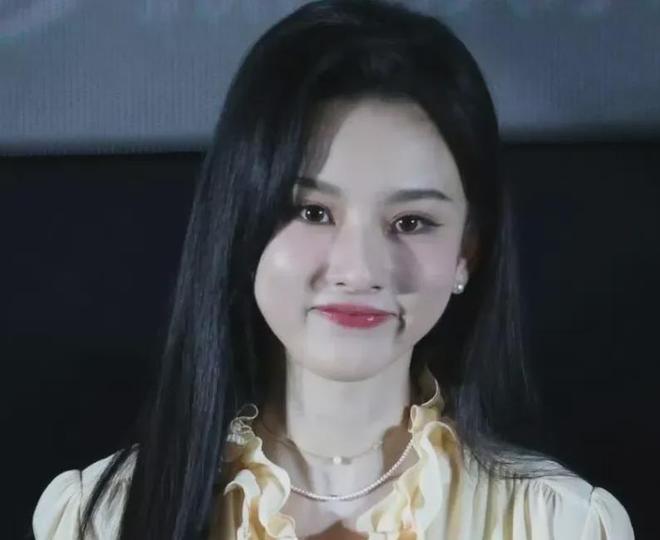 33岁邓伦近照曝光胡子拉碴，T恤洗褪色了还在穿，毫无星味变素人