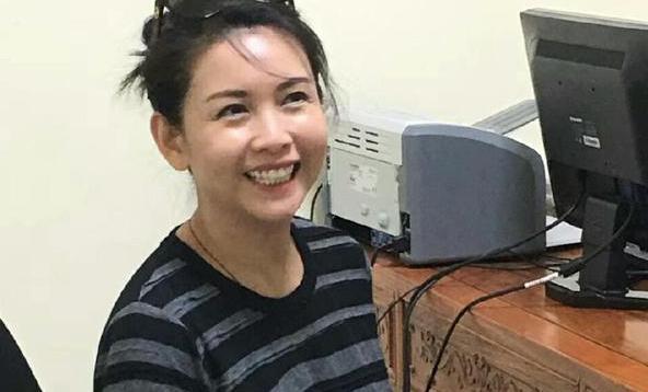 57岁邱淑贞近照很能打，扎丸子头被认成37岁，拒绝整容优雅老去