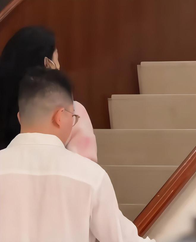 范冰冰日本购物被偶遇，神秘男子陪同献殷勤，被曝已在当地买房