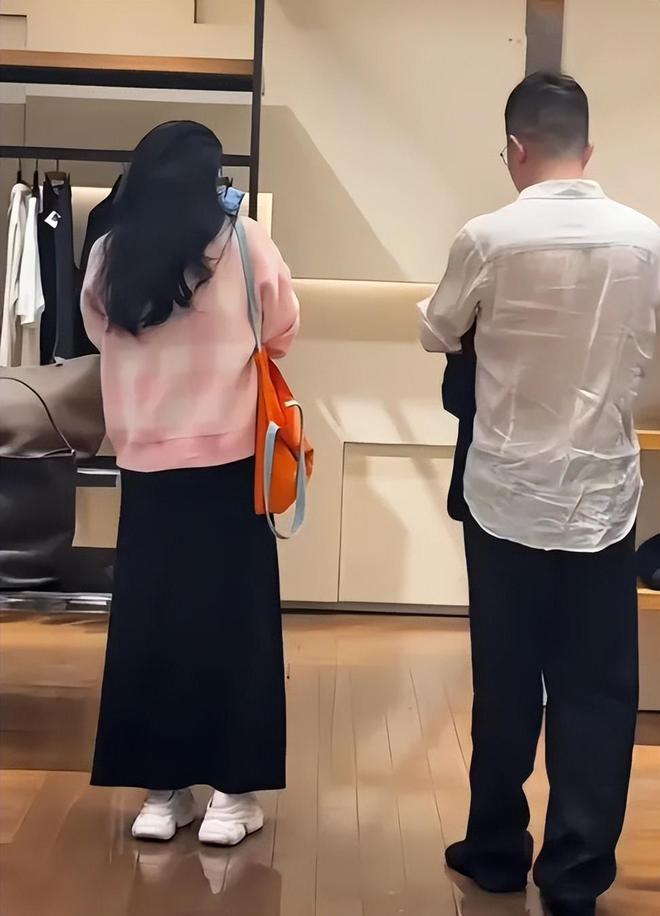 范冰冰日本购物被偶遇，神秘男子陪同献殷勤，被曝已在当地买房