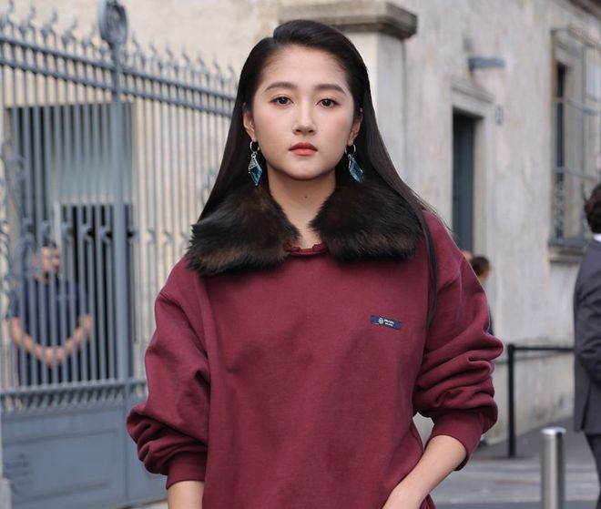 鞠婧祎生图被质疑造假，修成一米七地砖变形，现场图曝光更尴尬