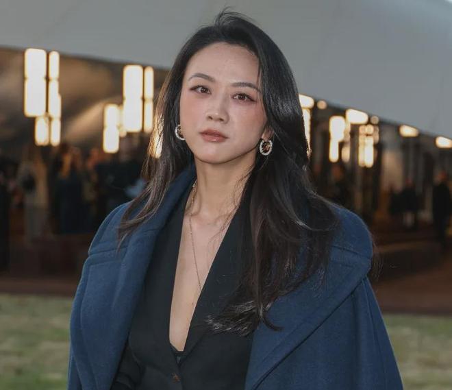 鞠婧祎生图被质疑造假，修成一米七地砖变形，现场图曝光更尴尬