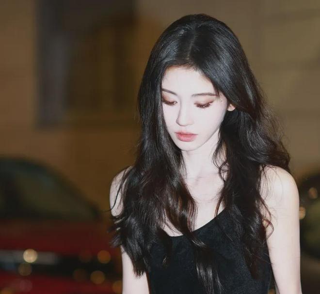 鞠婧祎生图被质疑造假，修成一米七地砖变形，现场图曝光更尴尬