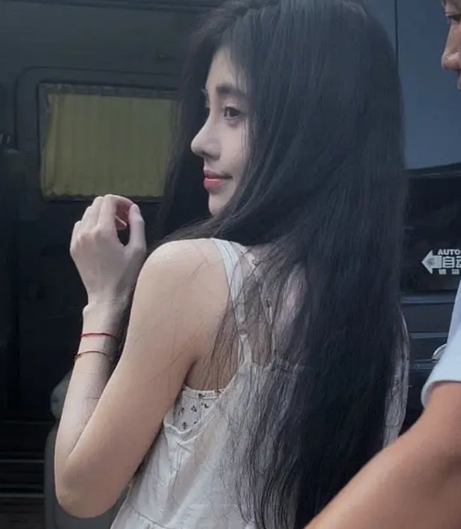 鞠婧祎生图被质疑造假，修成一米七地砖变形，现场图曝光更尴尬