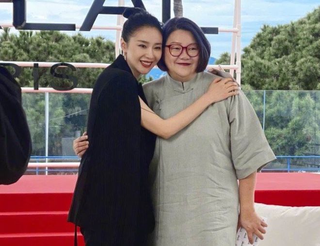 鞠婧祎生图被质疑造假，修成一米七地砖变形，现场图曝光更尴尬