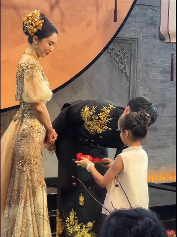 张维伊婚礼现场亲小酒窝脸，孩子不反感，董璇不反对，继父真成功