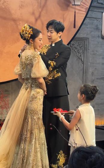 张维伊婚礼现场亲小酒窝脸，孩子不反感，董璇不反对，继父真成功