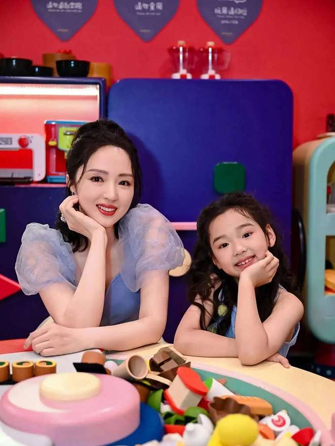 张维伊婚礼现场亲小酒窝脸，孩子不反感，董璇不反对，继父真成功