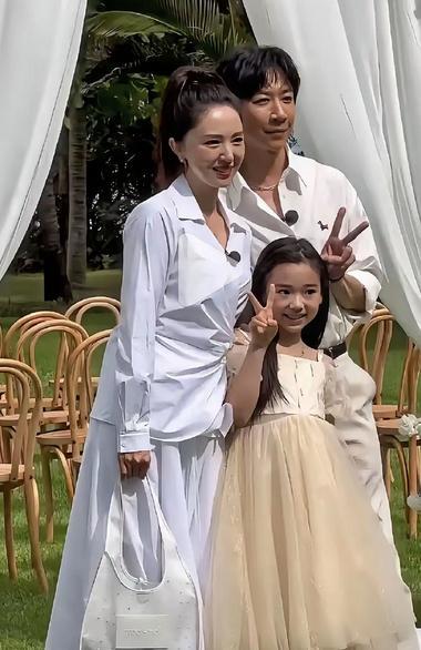 张维伊婚礼现场亲小酒窝脸，孩子不反感，董璇不反对，继父真成功