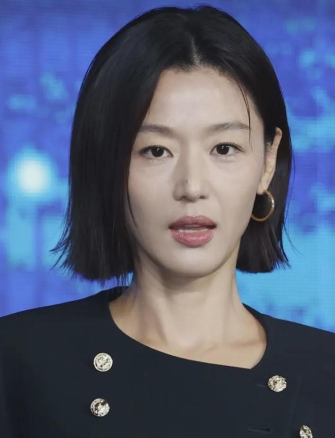 43岁全智贤不服老！减肥健身练出腹肌，撞脸周冬雨生图更显憔悴