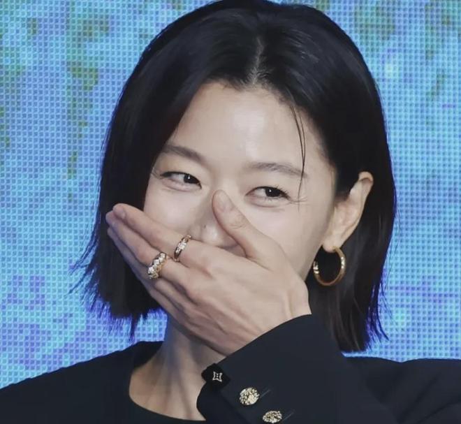 43岁全智贤不服老！减肥健身练出腹肌，撞脸周冬雨生图更显憔悴