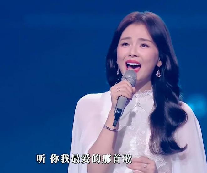 湾区晚会近百万明星亮相！造型一个比一个认真，单依纯高定抢镜