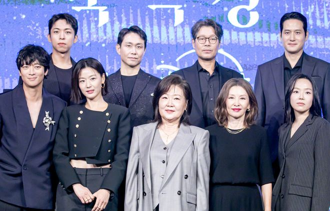43岁全智贤不服老！减肥健身练出腹肌，撞脸周冬雨生图更显憔悴