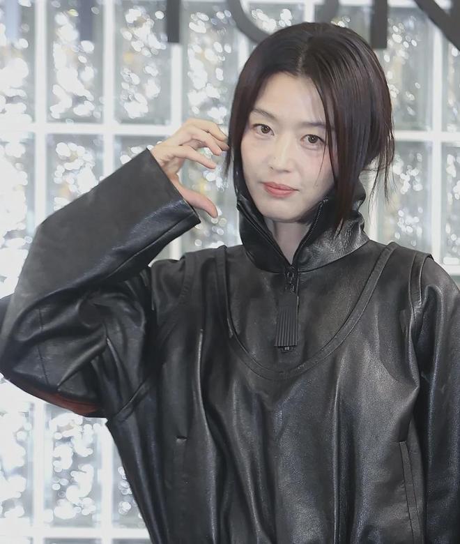 43岁全智贤不服老！减肥健身练出腹肌，撞脸周冬雨生图更显憔悴