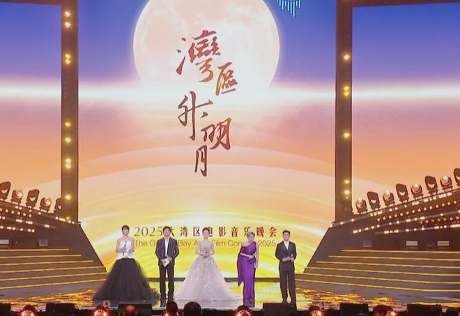 湾区晚会名场面：小沈阳和女儿同框，肖战台下合照，歌手真唱翻车