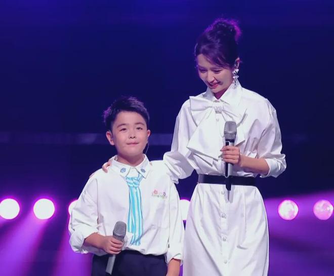 湾区晚会名场面：小沈阳和女儿同框，肖战台下合照，歌手真唱翻车