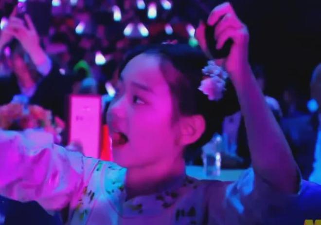 湾区晚会名场面：小沈阳和女儿同框，肖战台下合照，歌手真唱翻车