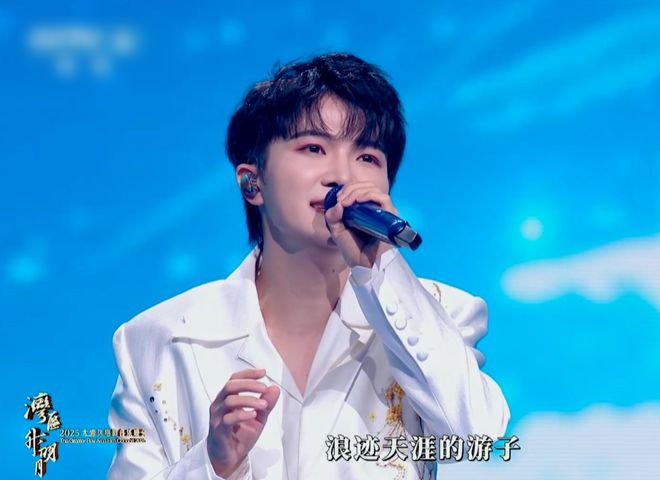 湾区晚会名场面：小沈阳和女儿同框，肖战台下合照，歌手真唱翻车