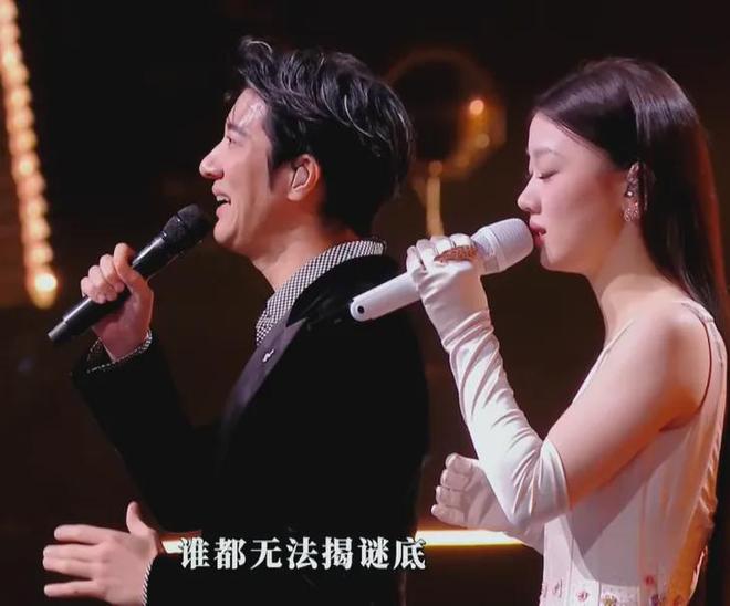 湾区晚会名场面：小沈阳和女儿同框，肖战台下合照，歌手真唱翻车