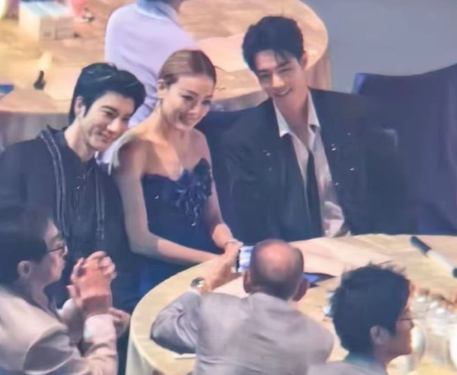 湾区晚会名场面：小沈阳和女儿同框，肖战台下合照，歌手真唱翻车