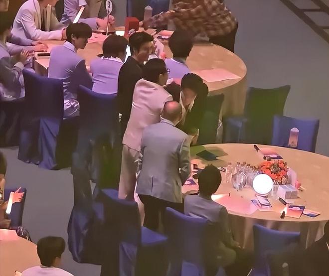 湾区晚会名场面：小沈阳和女儿同框，肖战台下合照，歌手真唱翻车