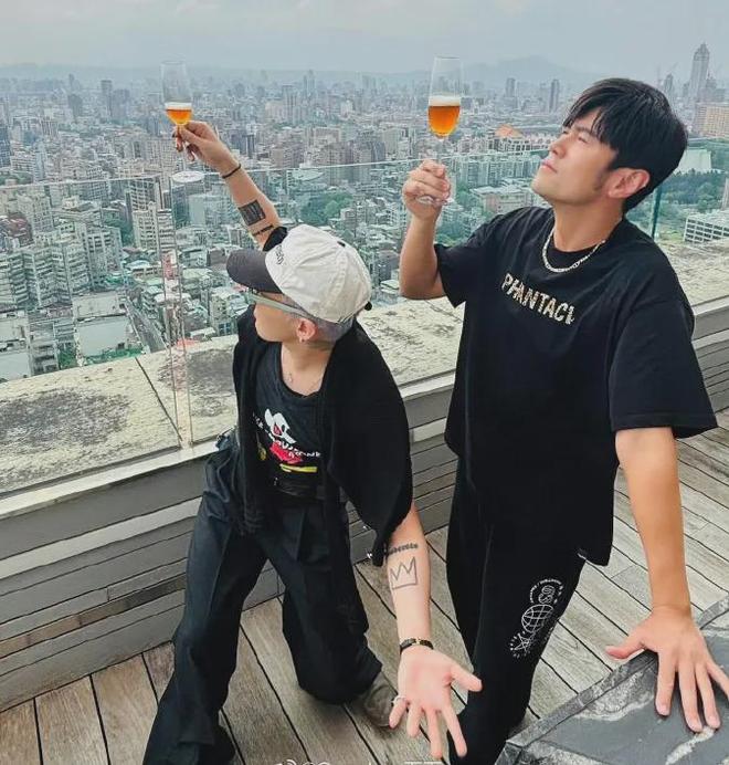 周杰伦热捧韩星挨骂！感激对方弹奏自己音乐，网友炮轰忘本哈韩