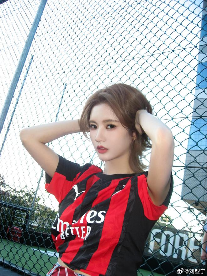 演员刘些宁到访米兰俱乐部，获赠6号球衣并拍摄精致写真