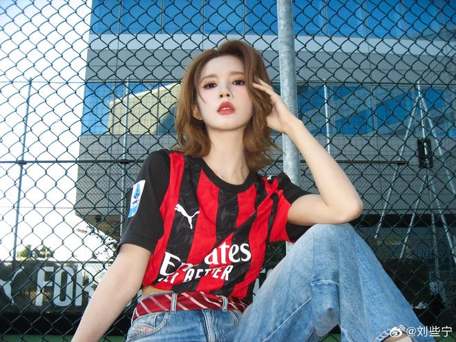 演员刘些宁到访米兰俱乐部，获赠6号球衣并拍摄精致写真