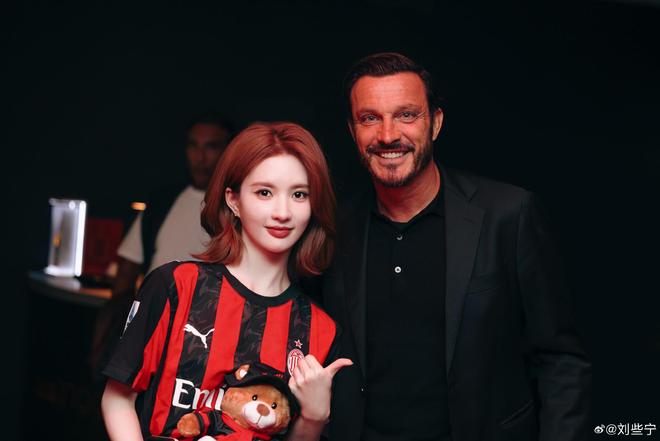 演员刘些宁到访米兰俱乐部，获赠6号球衣并拍摄精致写真
