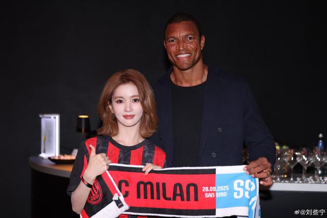 演员刘些宁到访米兰俱乐部，获赠6号球衣并拍摄精致写真