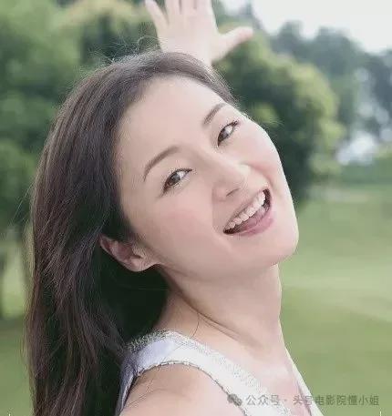 54岁万绮雯，低调复出！甄子丹曾下跪求爱亲吻，背上抛妻弃子骂名