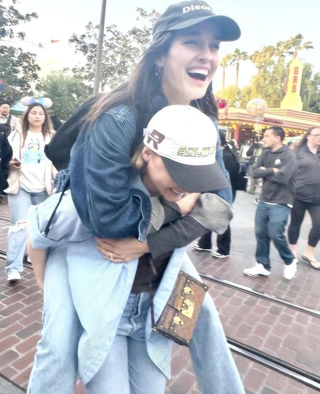 感谢不娶之恩！贝克汉姆儿子的前女友，跟另一个美女结婚了～