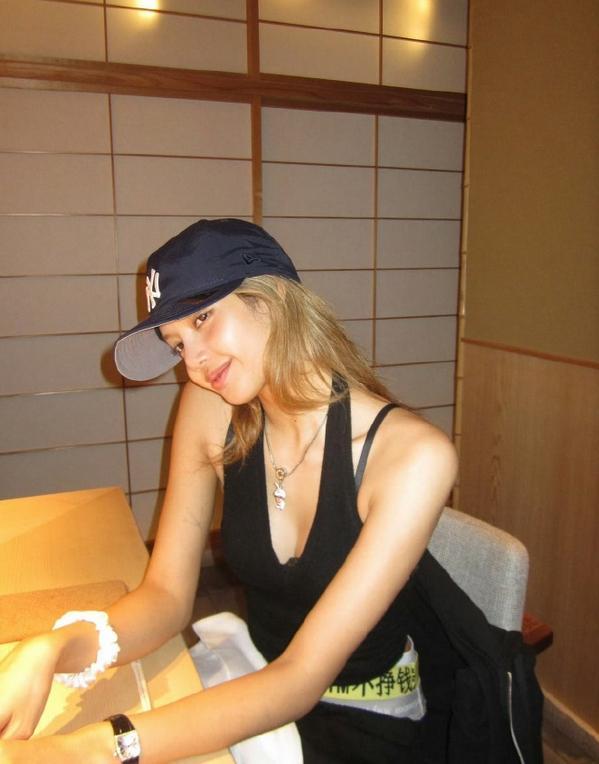 Lisa裤子上的中文火了，自嘲整天瞎忙不挣钱？粉丝一搜3000元一条
