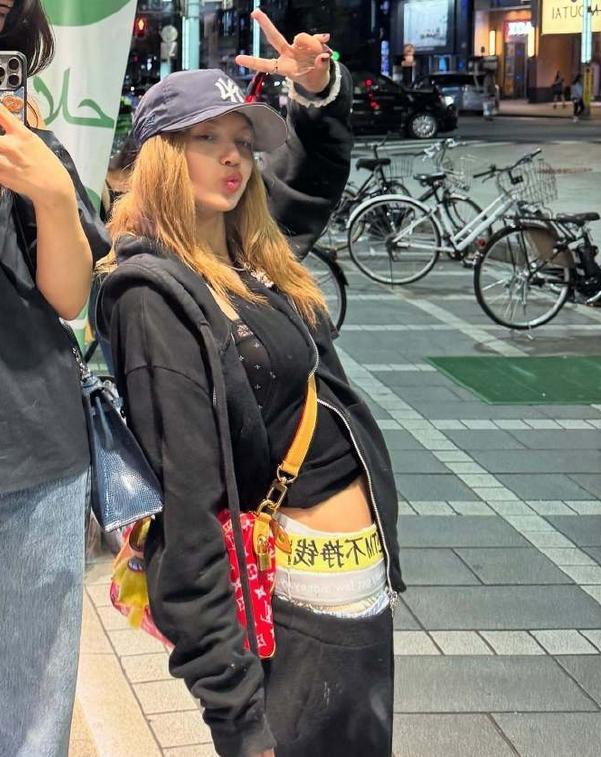 Lisa裤子上的中文火了，自嘲整天瞎忙不挣钱？粉丝一搜3000元一条