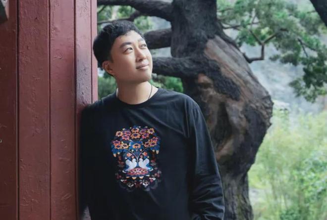 于正代孕风波越演越烈！狗仔公开内涵，同航班网友曝他大聊育儿经