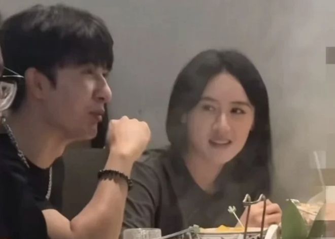 袁冰妍近况曝光！和圈内好友聚餐吃火锅，模样变了不像赵丽颖了