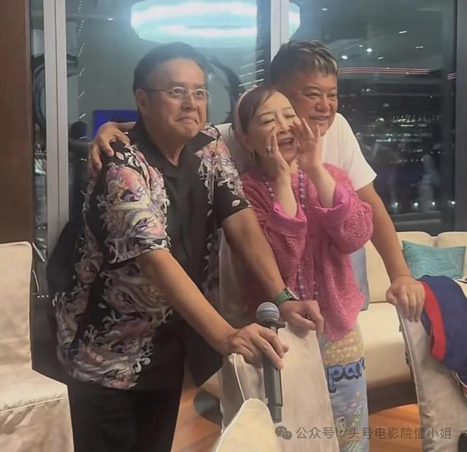 75岁谭咏麟私下视频流出，信息量大！陈百祥左拥右抱，衣服引热议