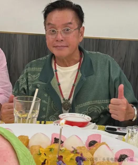 75岁谭咏麟私下视频流出，信息量大！陈百祥左拥右抱，衣服引热议