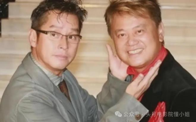 75岁谭咏麟私下视频流出，信息量大！陈百祥左拥右抱，衣服引热议