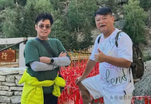 75岁谭咏麟私下视频流出，信息量大！陈百祥左拥右抱，衣服引热议