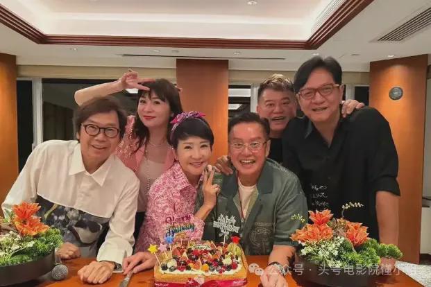 75岁谭咏麟私下视频流出，信息量大！陈百祥左拥右抱，衣服引热议