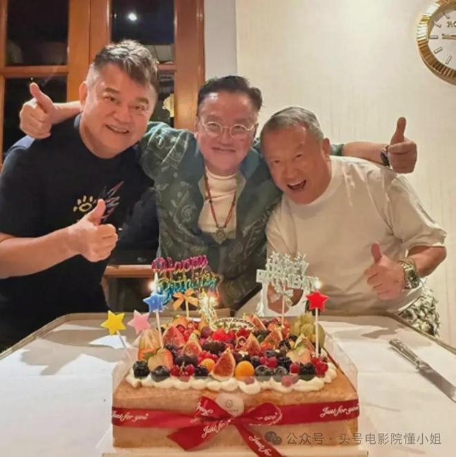 75岁谭咏麟私下视频流出，信息量大！陈百祥左拥右抱，衣服引热议