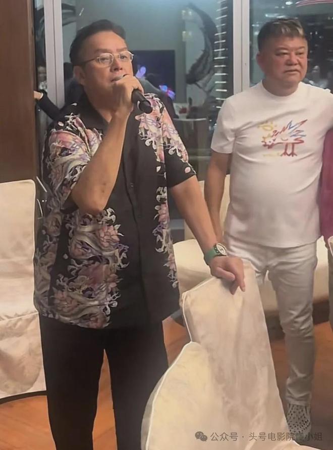 75岁谭咏麟私下视频流出，信息量大！陈百祥左拥右抱，衣服引热议