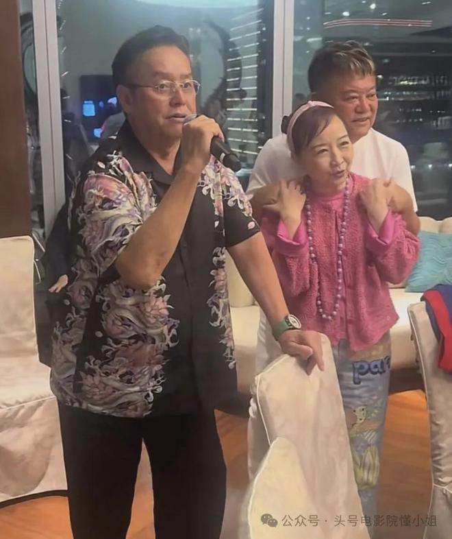 75岁谭咏麟私下视频流出，信息量大！陈百祥左拥右抱，衣服引热议