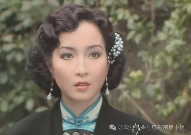 75岁谭咏麟私下视频流出，信息量大！陈百祥左拥右抱，衣服引热议