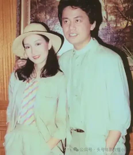75岁谭咏麟私下视频流出，信息量大！陈百祥左拥右抱，衣服引热议