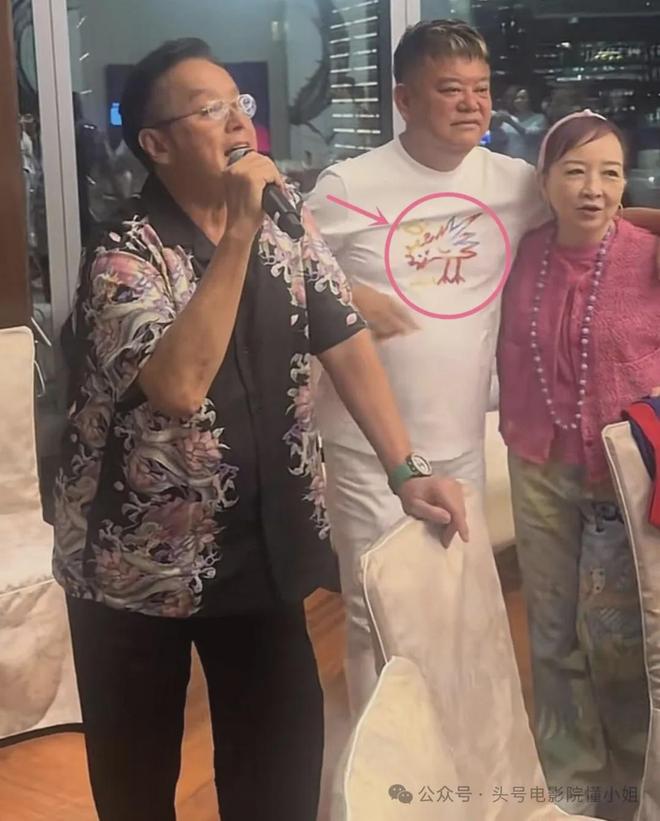 75岁谭咏麟私下视频流出，信息量大！陈百祥左拥右抱，衣服引热议