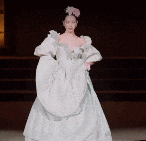 刘亦菲压轴艳压，为何话题却被“她”抢走？