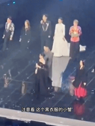 刘惜君评论区沦陷！湾区晚会抢C位打乱众人走位，被吐槽是螃蟹姐